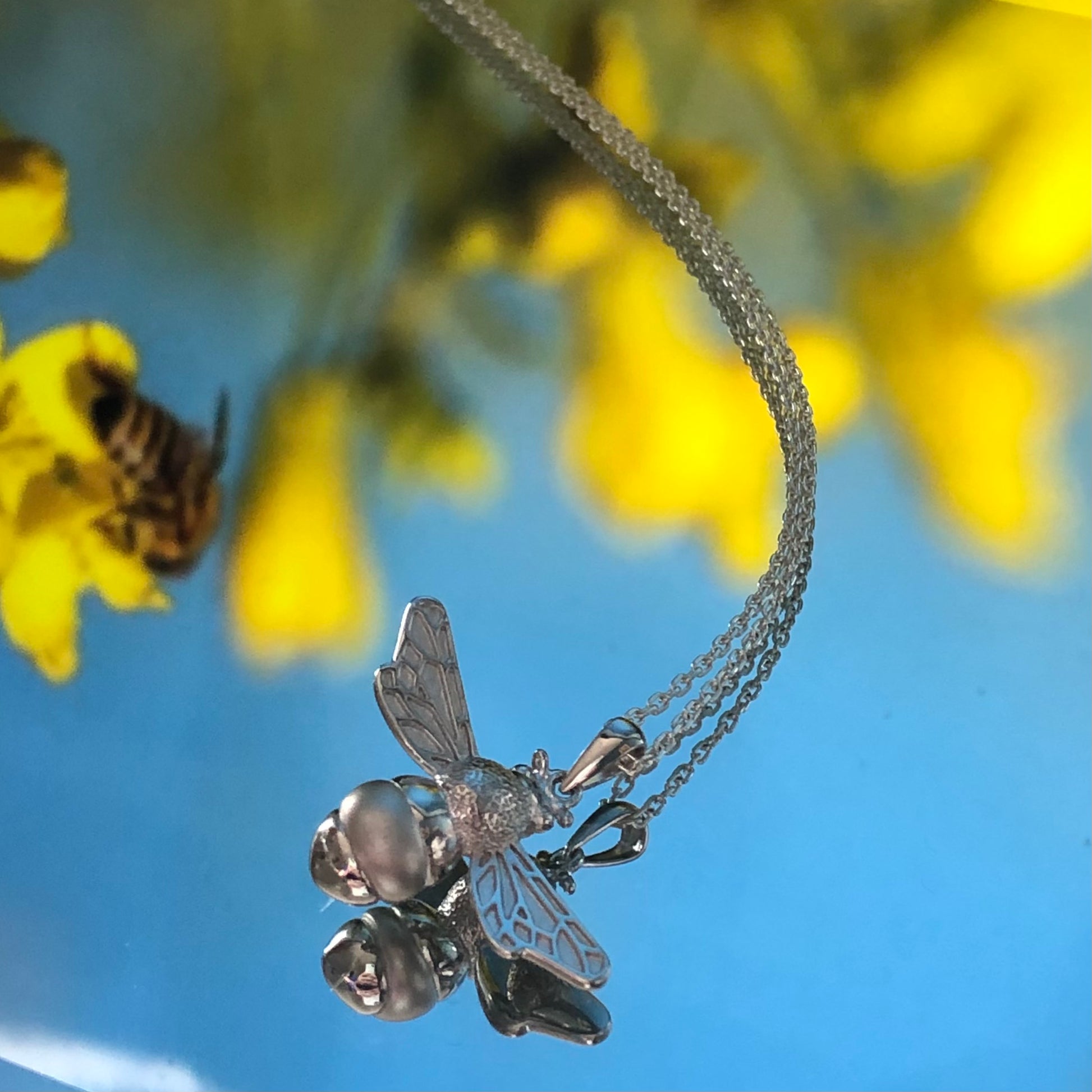 silver bee pendant - everyday style