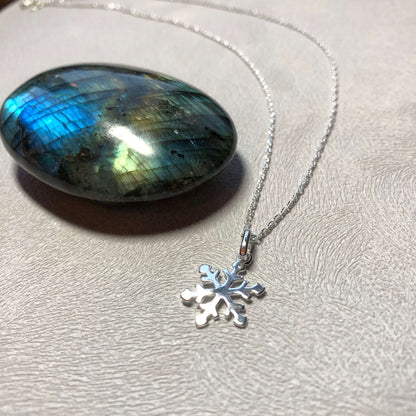 silver snowflake pendant